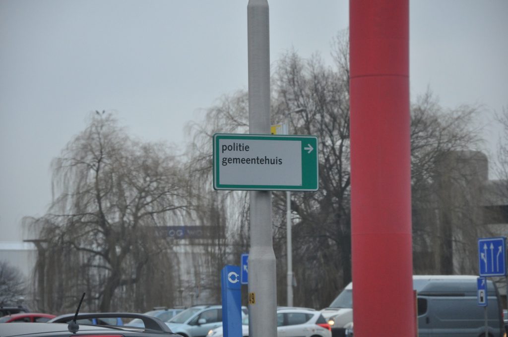 Straatbordje politie gemeentehuis